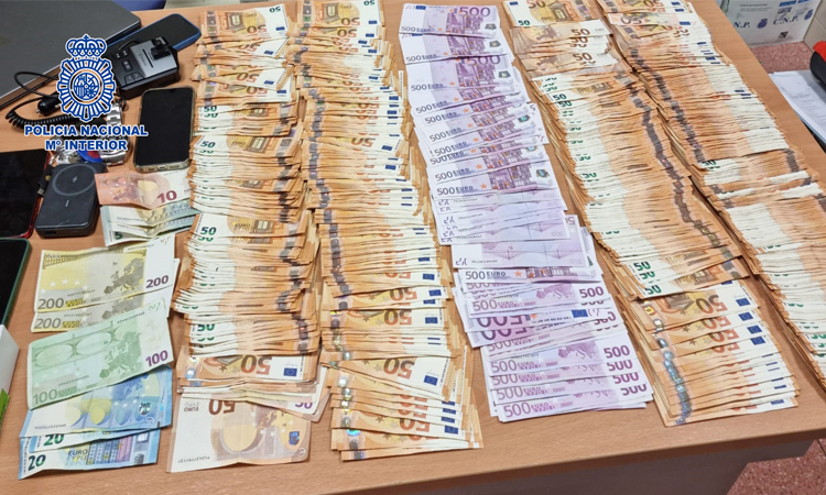 La Policía Nacional detiene en Alcobendas a dos varones que ocultaban en el maletero de su coche diferentes drogas y más de 60.000 euros