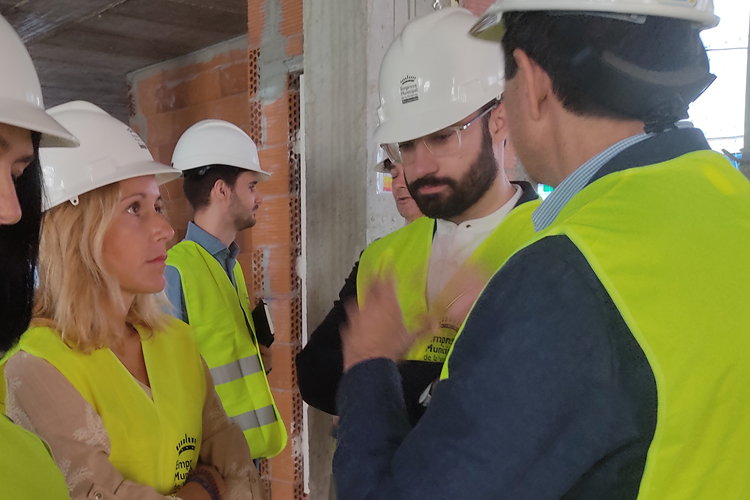 La Alcaldesa de Alcobendas, Rocío García Alcántara y el Concejal de Urbanismo y Vivienda, Jesús Montero, visitan las obras de las 39 viviendas públicas de alquiler de la Av. de España