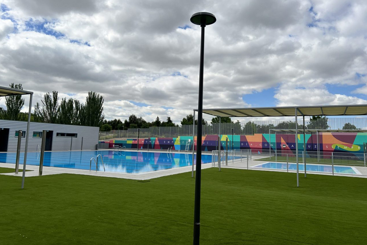 Barajas ya tiene en marcha su nueva piscina de verano