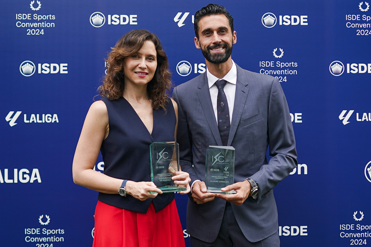 Díaz Ayuso recoge el premio a la Comunidad de Madrid por su Trayectoria Institucional Deportiva en el ISDE Sports Convention