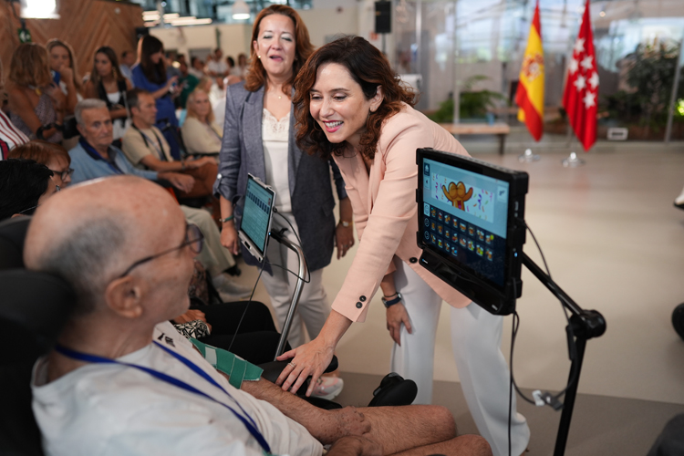 Díaz Ayuso anuncia la ampliación del horario de atención a pacientes y familiares de ELA en el Hospital público Enfermera Isabel Zendal: “No estáis solos”