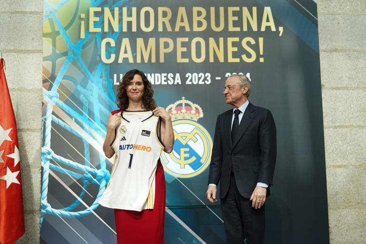 Díaz Ayuso celebra con el Real Madrid su 37ª Liga ACB: “Estas semanas de gloria van a quedar en la memoria de millones de personas”