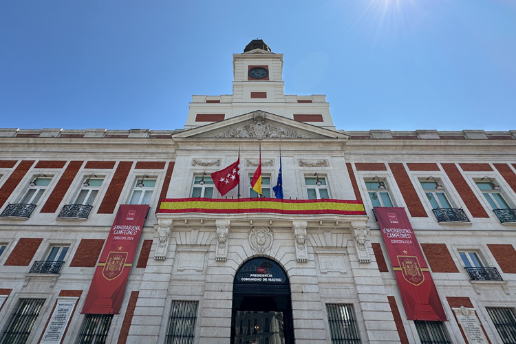 La Comunidad de Madrid ilumina la Real Casa de Correos con la bandera de España por la victoria en la Eurocopa