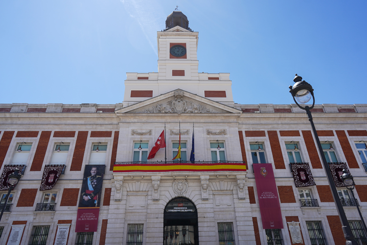 La Comunidad de Madrid engalana la fachada de la Real Casa de Correos en el décimo aniversario de la proclamación del Rey Felipe VI