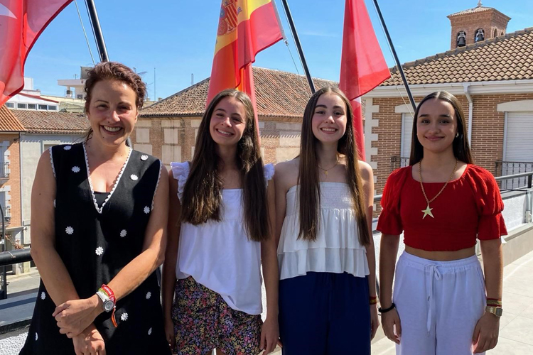 La Alcaldesa, Lucía Fernández, realiza una recepción oficial a tres bailarinas de Eszena Danza, una de las mejores escuelas de formación en España
