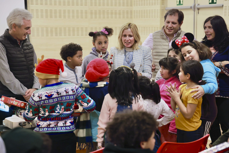 Los niños del proyecto socioeducativo de Alcobendas, “Pecera”, recibieron regalos navideños