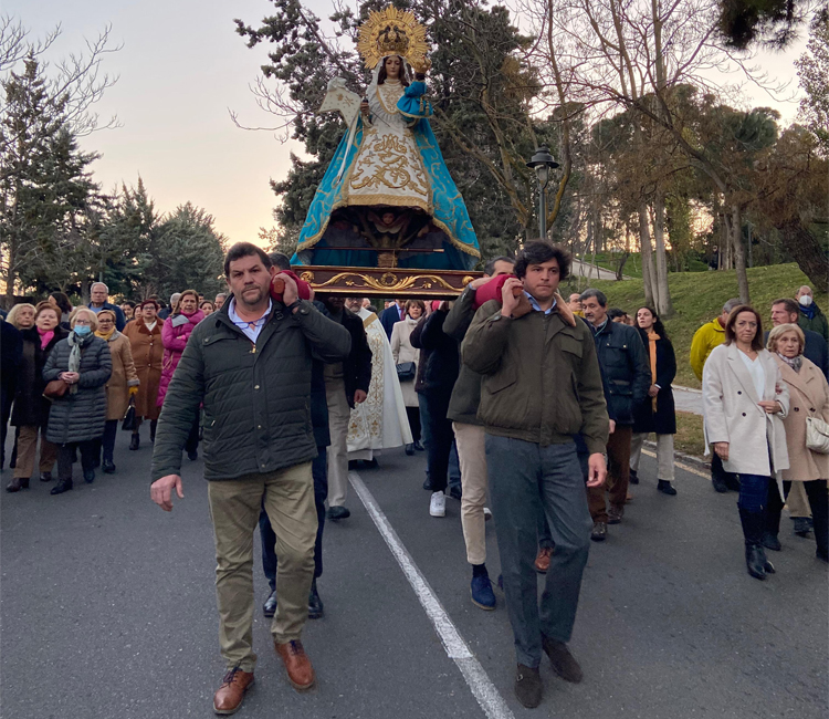 Decenas de personas acompañaron a la Virgen de la Paz en su regreso a la Parroquia de San Pedro el Día de Navidad