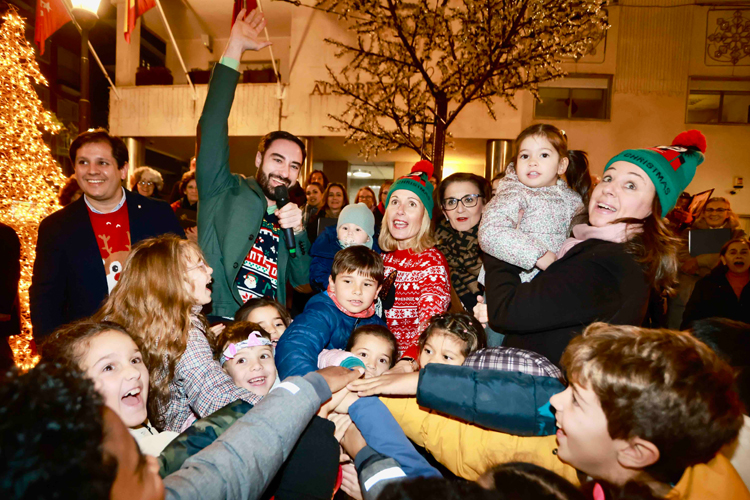 La luz de la Navidad ilumina ya calles, rotondas y edificios de Alcobendas