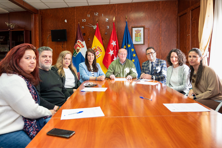 El Alcalde de Algete firma un convenio con las ópticas por el que los mayores de 65 años tendrán descuentos en las gafas graduadas y en los audífonos