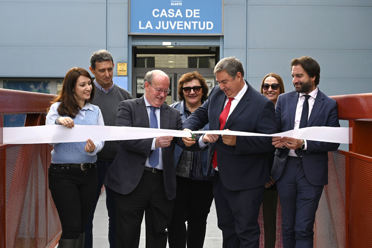 El Alcalde, Fernando Romo, inaugura la pasarela de acceso a la Casa de la Juventud tras las obras de mejora