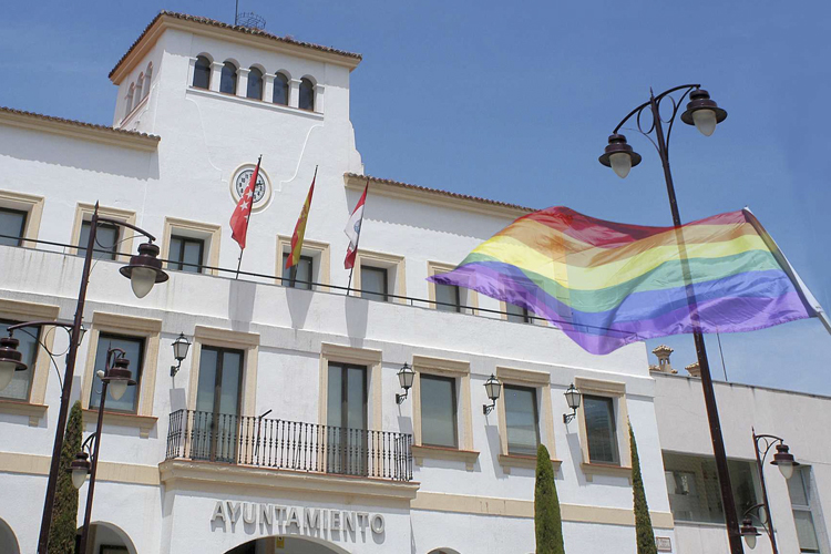 El Ayuntamiento de Sanse ilumina su fachada con la bandera LGTBi para conmemorar el Día Internacional del Orgullo