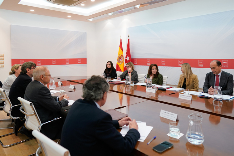 La Comunidad de Madrid agilizará los concursos de méritos de 2022 y 2023 para la estabilización de facultativos y enfermeras especialistas