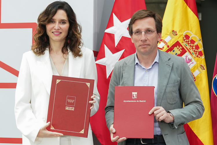 Díaz Ayuso y Almeida han firmado hoy en la Real Casa de Correos un convenio para avanzar en transformación digital