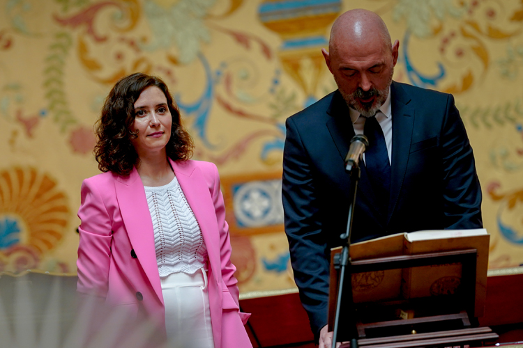 La Presidenta de la Comunidad asiste a la toma de posesión de Joaquín Goyache como rector de la Universidad Complutense