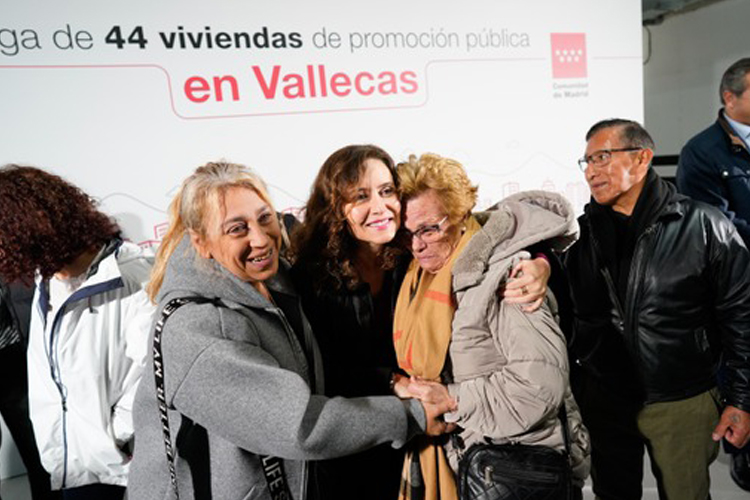 Díaz Ayuso entrega en Vallecas 44 nuevas viviendas de alquiler a familias vulnerables: “Vamos a seguir trabajando sin descanso para llegar a más ciudadanos”