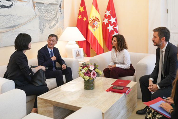 Díaz Ayuso recibe al embajador de la República Popular China en España