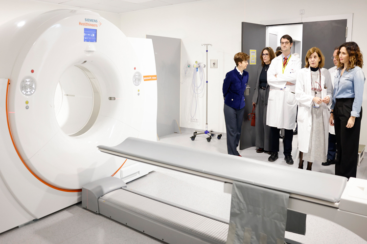 Díaz Ayuso anuncia la mejora tecnológica de 27 hospitales públicos con más de mil nuevos equipos como mamógrafos, ecógrafos o salas de radiología