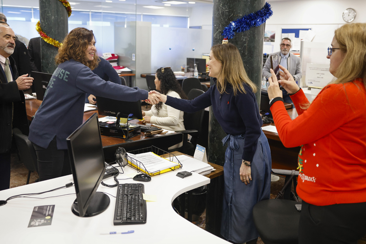 Díaz Ayuso garantiza el diálogo con el sector del taxi para seguir mejorando el servicio y ampliando el transporte a demanda 