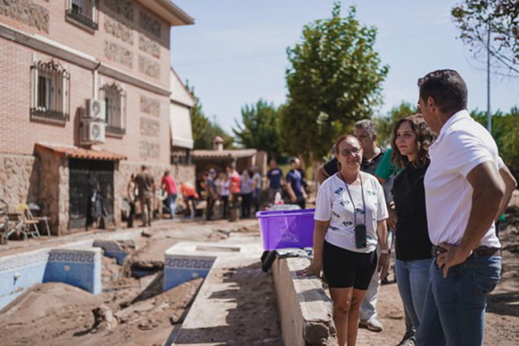 Díaz Ayuso supervisa las labores de recuperación de las zonas más afectadas por la DANA