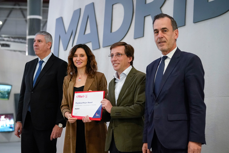 Díaz Ayuso recoge el Premio al Mejor Estand de FITUR concedido a la Comunidad de Madrid