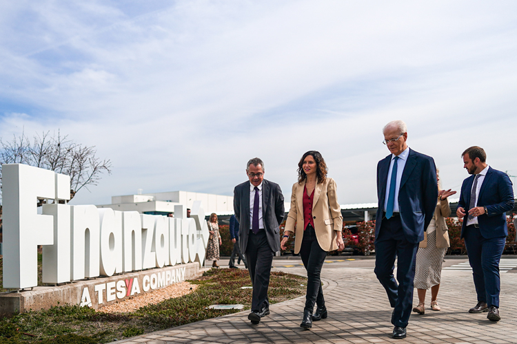 La Presidenta ha visitado hoy en Arganda del Rey la compañía Finanzauto, que cuenta con una plantilla de casi 400 empleados