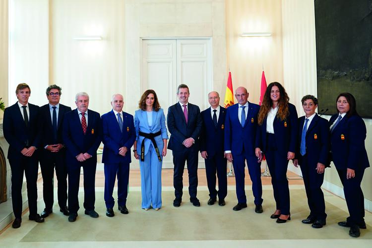 Díaz Ayuso recibe la Insignia de Oro de la Real Federación Española de Karate