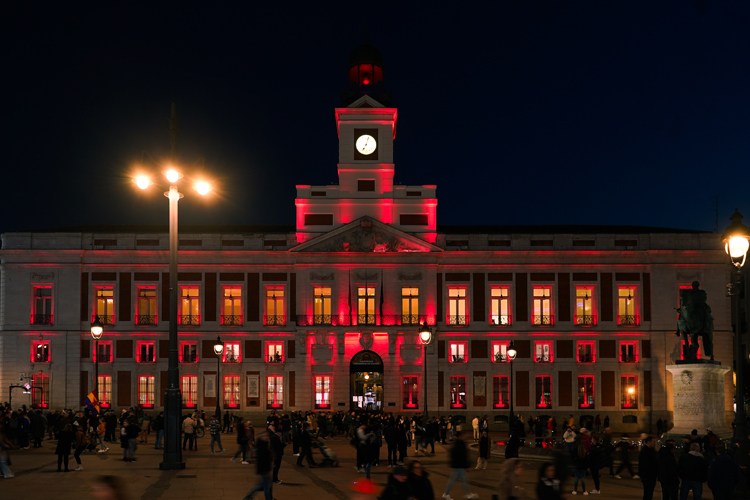 La Comunidad de Madrid ilumina de color carmesí la fachada de la Real Casa de Correos por el cumpleaños del Rey Felipe VI