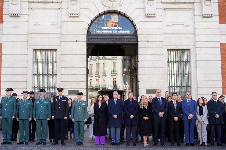 Díaz Ayuso rinde homenaje a los guardias civiles asesinados en Barbate y elogia a “tantos agentes que dan su vida por los demás”