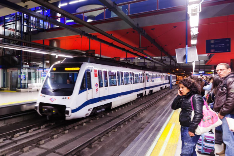 La Comunidad de Madrid instala avisadores acústicos y luminosos en todos los trenes de Metro para mejorar la accesibilidad 