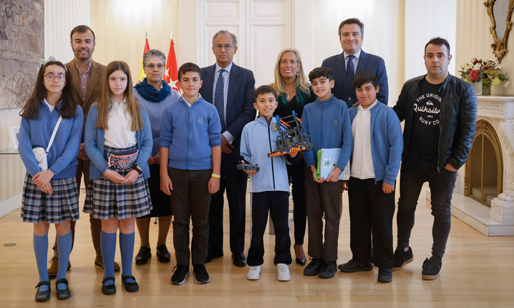 La Comunidad de Madrid felicita al colegio Nuestra Señora del Carmen de Móstoles por su victoria en un concurso nacional de Robótica