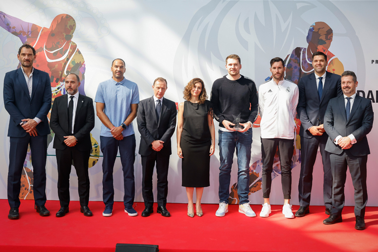 Díaz Ayuso entrega un reconocimiento de la Comunidad a Luka Dončić: “Será para siempre un madrileño más y, en la NBA, un embajador de nuestra lengua” 