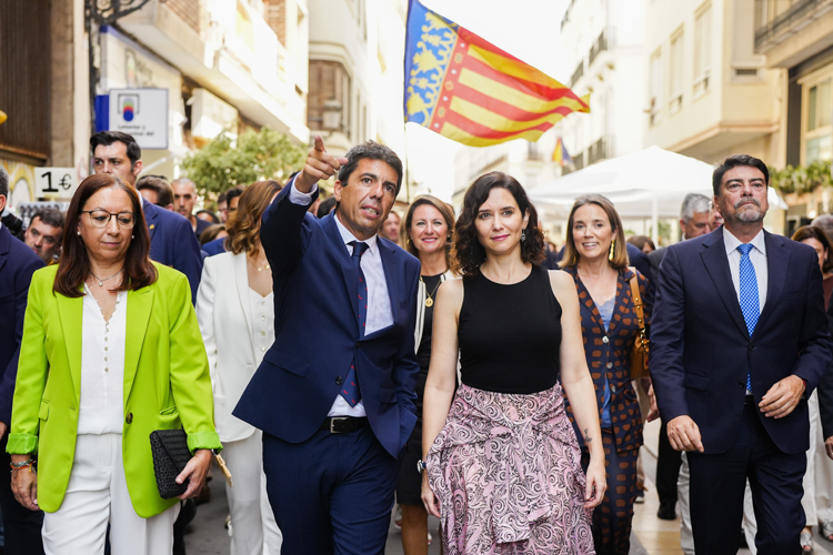 Díaz Ayuso acompaña a Mazón en su toma de posesión y confía en revitalizar el Eje Madrid-Valencia