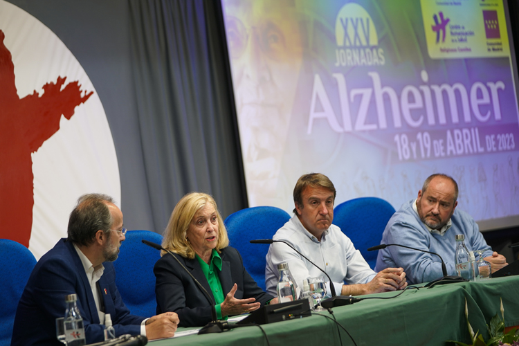 La Comunidad de Madrid ofrece formación y orientación a cuidadores de personas con Alzheimer