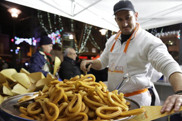 Ana García Obregón, DJ Pulpo y reparto de chocolate con churros en el pregón de las fiestas de la Virgen de la Paz en Alcobendas