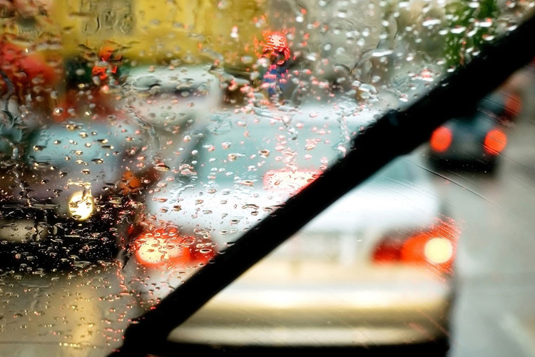 ¿Qué hacer si te sorprende una fuerte lluvia en el coche?