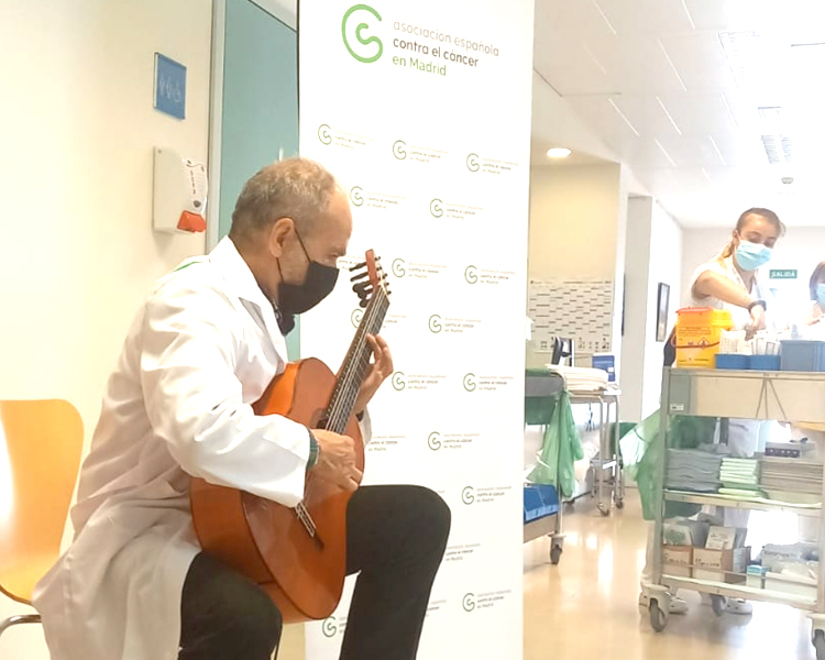 El cantautor de Sanse, Pedro María Rivera, colaborando con el Hospital Infanta Sofía en la Lucha Contra el Cáncer